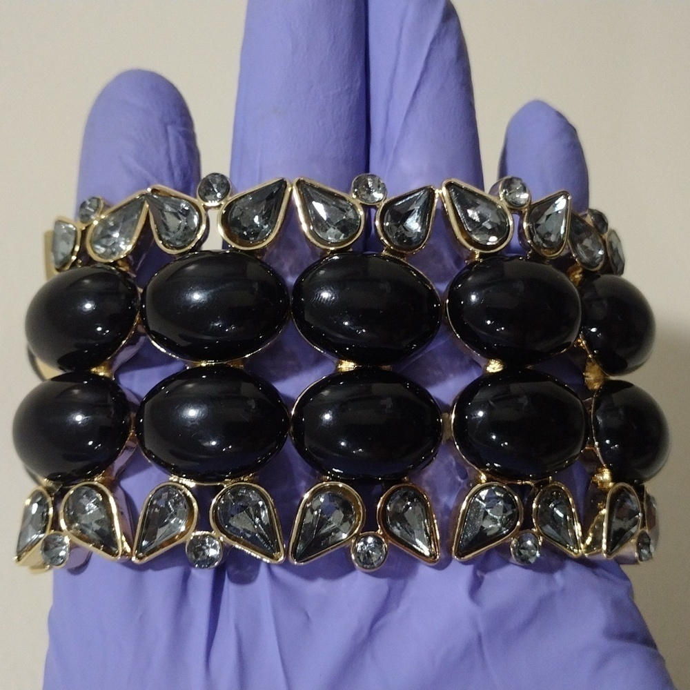 Gold tone Sparking Black Stones Stretch Bracelet - Women's Fashion Jewelry